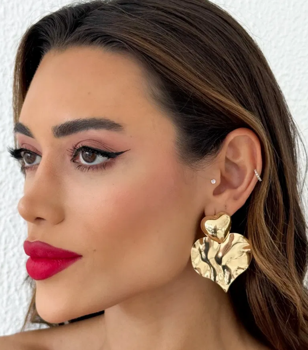 Brinco Folheado a Ouro 18k e Prata Design Coração Martelado - Ouro