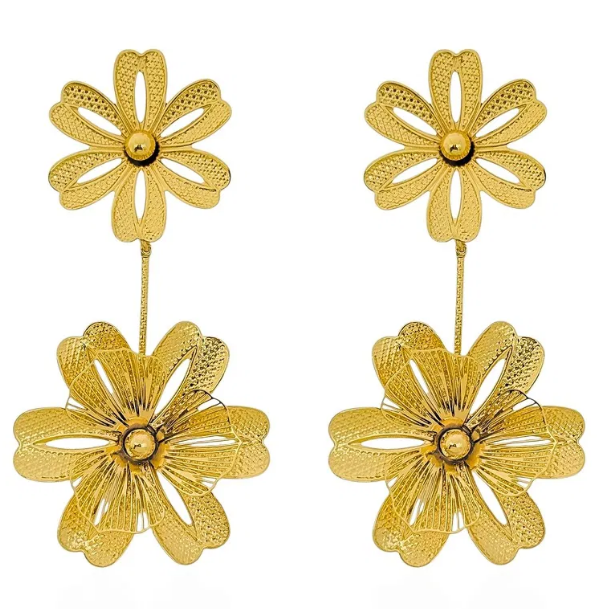 Brinco Folheado a Ouro 18k e Prata Flor com Petalas Vazadas - Ouro
