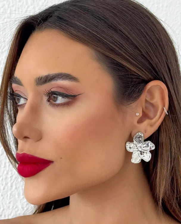 Brinco Folheado a Ouro 18k e Prata Flor Desenhada - Prata