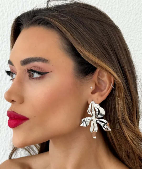 Brinco Folheado a Ouro 18k e Prata Flor Lisa e Vazada - Prata