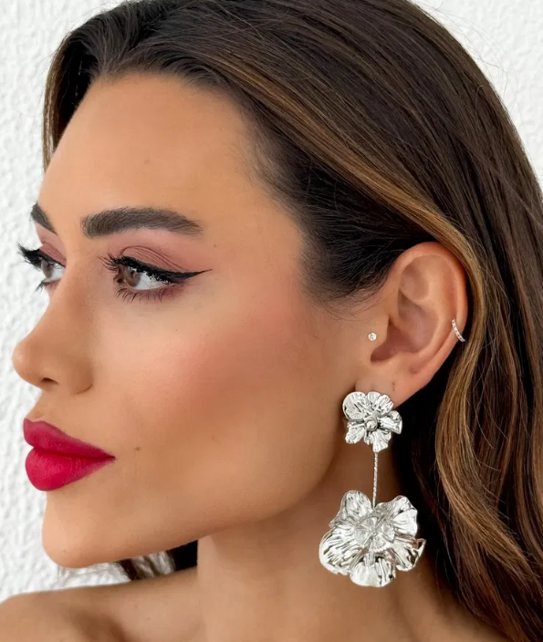 Brinco Folheado a Ouro 18k e Prata Longo Flor Martelado Com Zircônia - Prata