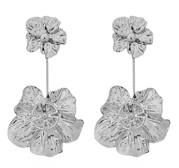 Brinco Folheado a Ouro 18k e Prata Longo Flor Martelado Com Zircônia - Prata