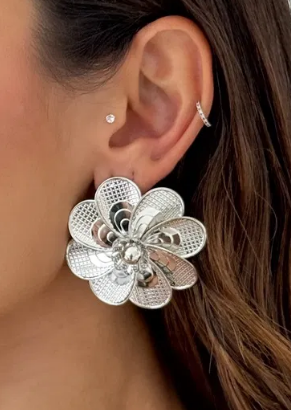 Brinco Folheado a Ouro 18k e Prata Flor com Petalas Texturizadas - Prata