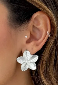 Brinco Folheado a Ouro 18k e Prata Flor com Pétalas Texturizada - PRATA