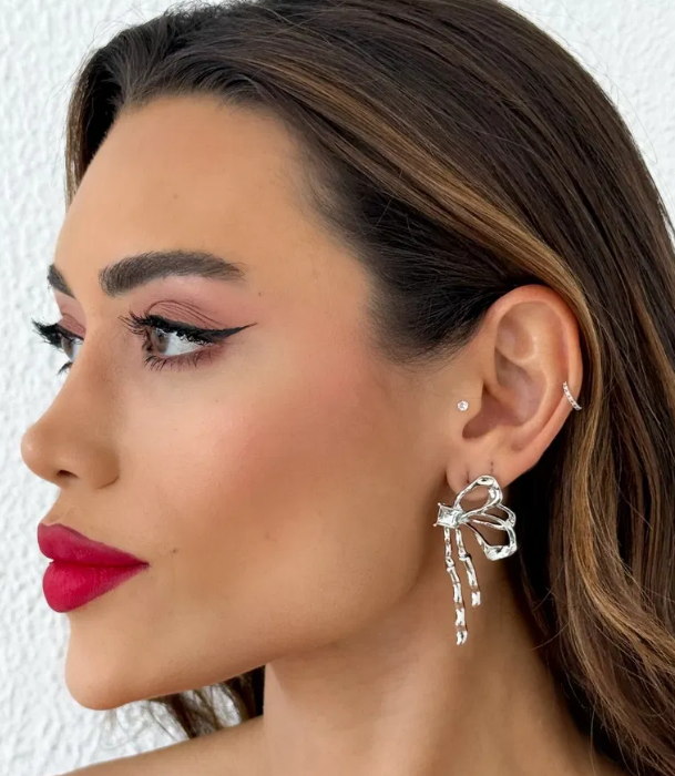 Brinco Folheado a Ouro 18k e Prata Design de Laço - Prata