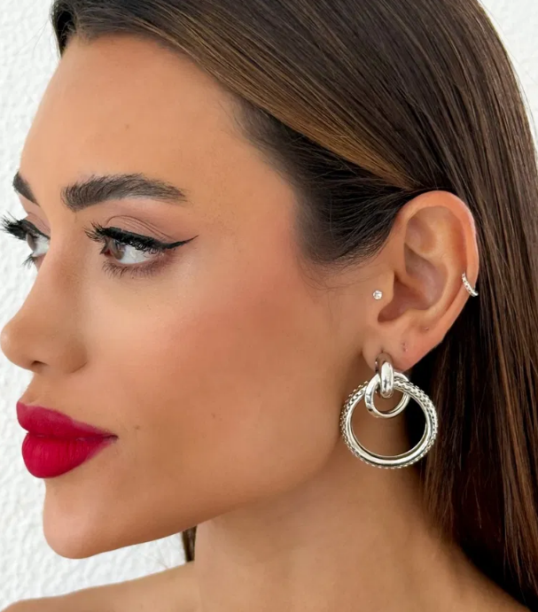 Brinco Folheado a Ouro 18k e Prata Elos Vazado Com Ponteira - Prata