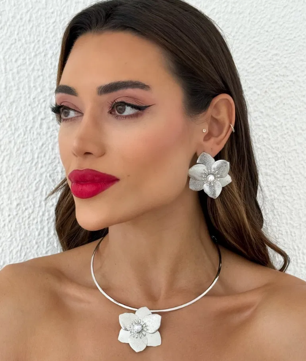 Conjunto Choker Aro e Brinco Folheado a Ouro 18k e Prata Flor Acetinada Com Pérola - Prata